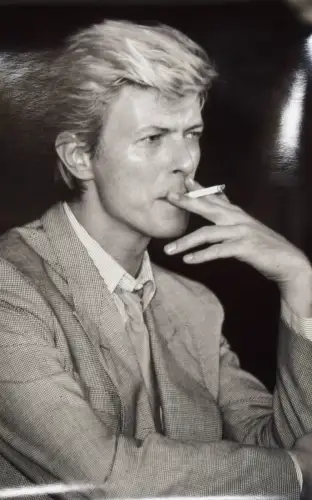 Bowie, David. Original-Portrait-Photographie mit Zigarette 1988 GROSSFORMAT !