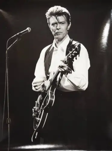 Bowie, David. Mit Gitarre. Original-Portrait-Photographie 1987 GROSSFORMAT !
