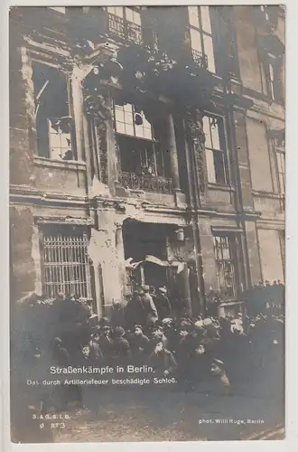 Straßenkämpfe in Berlin: Beschädigtes Schloss