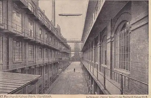 Ansichtskarte: Wandsbek-Kakao Werk mit Luftkreuzer Hansa-Luftschiff