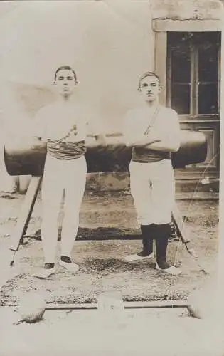 Ansichtskarte von 2 Turnern mit Reck und Hantel, ca. 1900