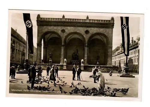 Ansichtskarte 1944: München Feldherrnhalle, Fahnen, Taubenfütterung, Propaganda