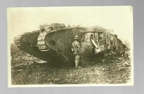 Foto Ansichtskarte bei Cambrai/Frankreich, 1918 mit englischem Panzer nach Selb