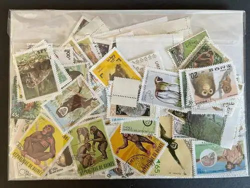 200 different stamps of monkey, Affen, alle Welt