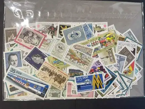 100 verschiedene DDR, 100 different