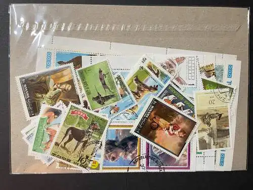 100 verschiedene Hunde, 100 different stamps with dogs