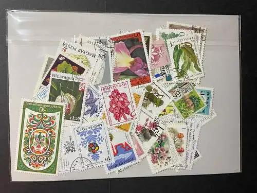 100 verschiedene Pflanzen und Blumen, 100 different stamps with flowers