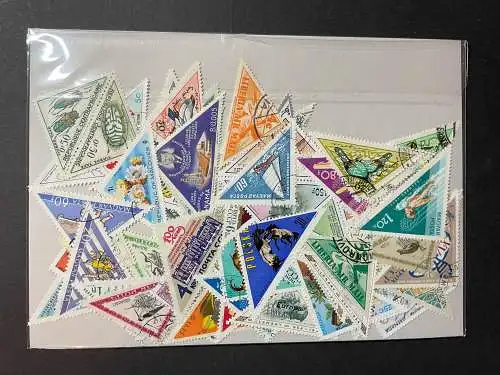 100 verschiedene dreieckige Briefmarken, 100 different triangular stamps