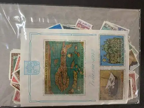 300 timbres différents Vatican, 300 bâtons de Vatican different