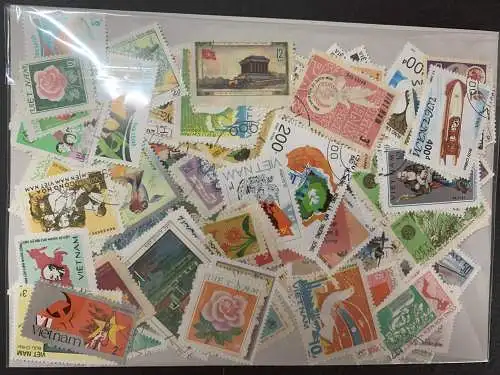 200 timbres différents Vietnam, 200 different Vietnam stamps