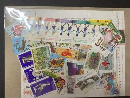 100 différents timbres de Noël, 100 different Chirstmas island