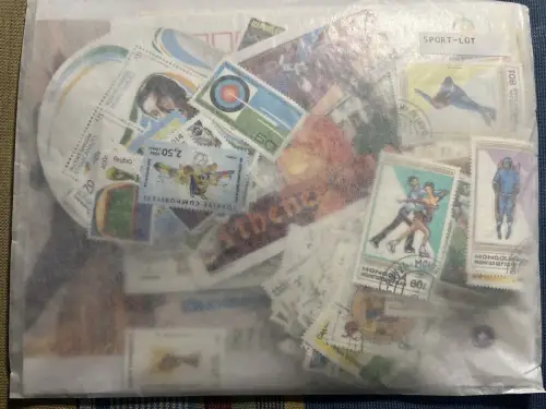 Alle Welt: Sport LOT, voll mit Briefmarken, geschätzt über 200 Stück