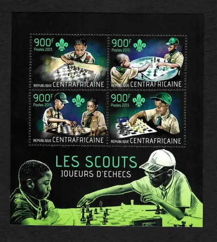 Zentralafrika 2013: Les scouts joueurs d# echecs, Schach spielende Pfadfinder