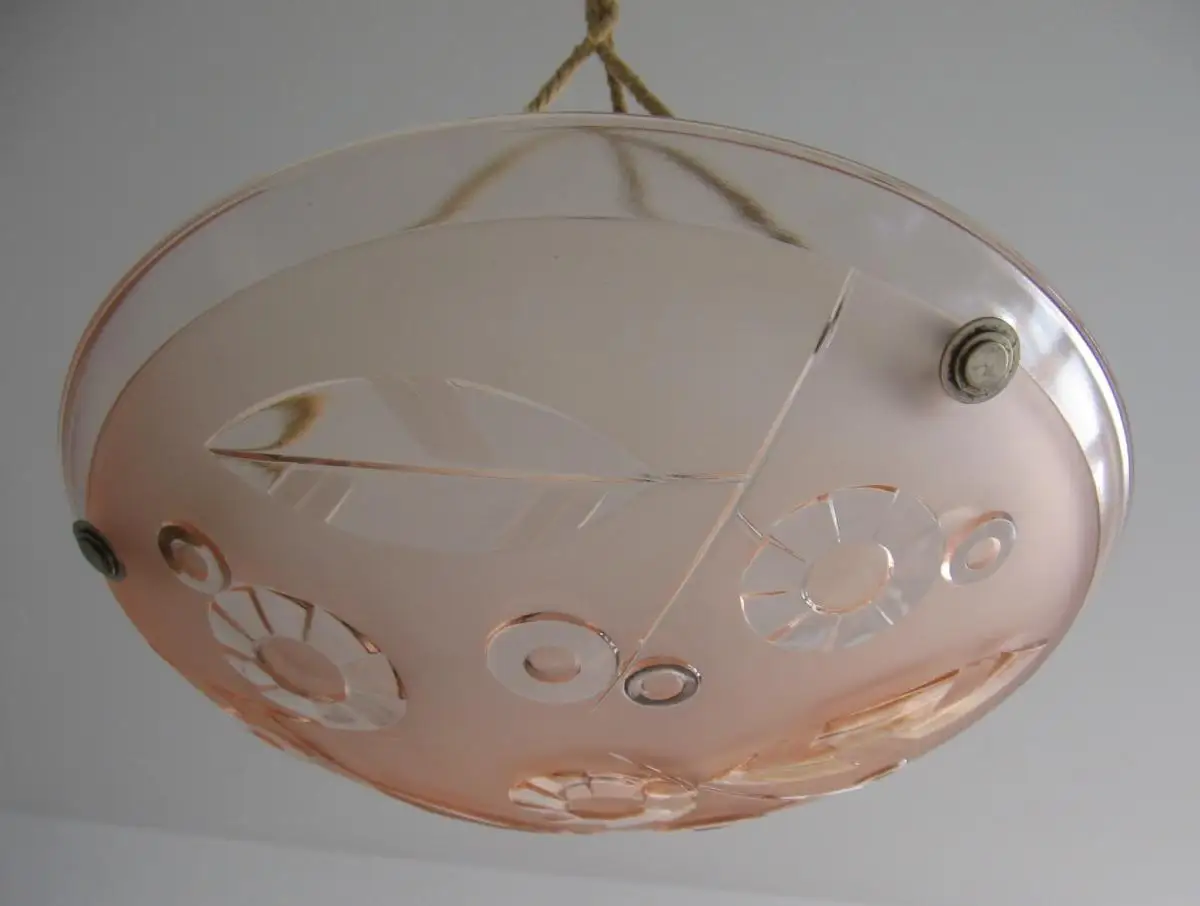 Art Deco Pressglas Lampe aus Frankreich um 1930 satiniertes rosa Glas geometrisches Blumendekor im Relief 3