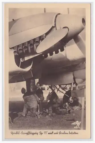 [Propagandapostkarte] Propagandakarte Heinkel Kampfflugzeug "He 111" wird mit Bomben beladen, ungebraucht. 