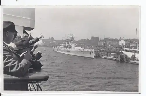 [Propagandapostkarte] Dt.- Reich (000994) Propagandakarte Privatpersonen beim Hafenbesuch und anschauen der dort liegenden Schiffe,ungebraucht