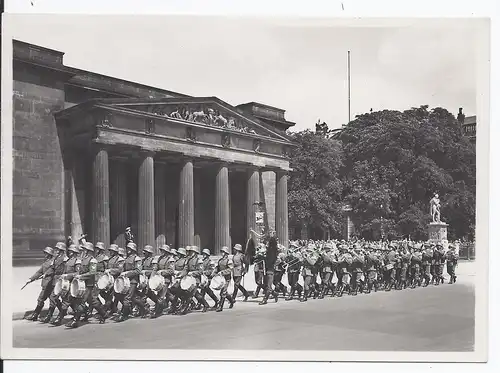 [Propagandapostkarte] Propagandakarte Parade Berlin Neue Wache. 