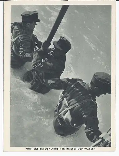 [Ansichtskarte] Dt.- Reich (001951) Propagandakarte "Pioniere bei der Arbeit in reissenden Wasser" ausgeschnitten aus der Wehrmacht. 