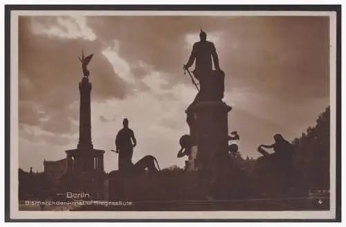 [Echtfotokarte schwarz/weiß] Dt- Reich (004113) Propaganda Berlin, Bismarkdenkmal und Siegessäule, gelaufen Berlin 1934. 