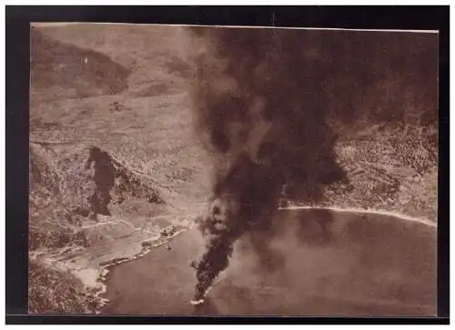 [Propagandapostkarte] DT- Reich (008912) Propagandakarte Bombentreffer auf einen feindlichen Dampfer an der griechischen Küste, ungebraucht. 