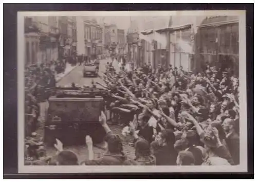 [Propagandapostkarte] DT- Reich (009459) Propaganda Fotokarte ohne Ak Einteilung, Glaudenz, Bei der Einnahme der Stadt werden die Deutschen. 