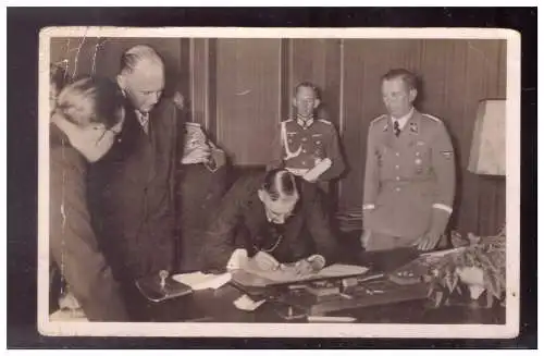 [Ansichtskarte] Dt.- Reich (020892) Propagandakarte Müncher Abkommen, Minister Chamberlin unterschreibt das Münchner Abkommen, unge. 