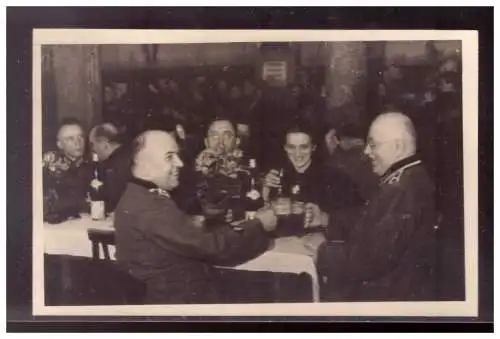 [Ansichtskarte] Dt- Reich (021058) Propaganda Fotokarte Gruppe von Uniformierten beim Feiern wo/ Warum ist unbekannt. 