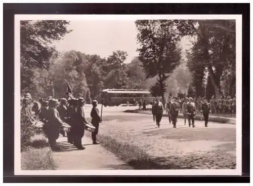 [Propagandapostkarte] Dt- Reich (021571) Propagandakarte  Compiegne 1940, Unter den Klängen des Deutschlandliedes verläßt der Führer. 