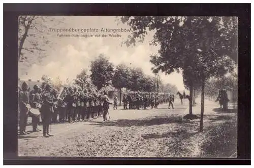 [Propagandapostkarte] DT-Reich (021713) Propaganda AK, Truppenübungsplatz Altengraben, Fahnen- Kompanie vor der Wache, gelaufen 18.7.1915. 