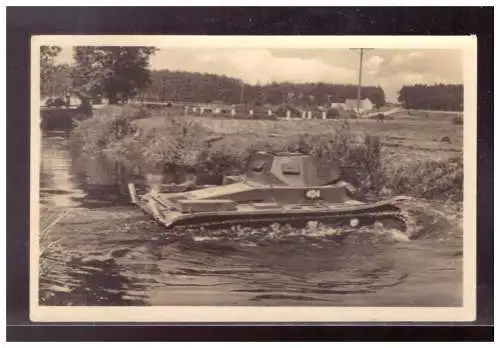 [Propagandapostkarte] Dt- Reich (021895) Propagandakarte, Unsere WehrmachtPanzer beim Durqueren eines Flusses, gelaufen 2. kom. Panzer Abt 300. 