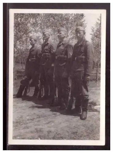 Dt- Reich (021992) Foto mit mehreren Soldaten, ca. 9,3 x 6,5 cm groß