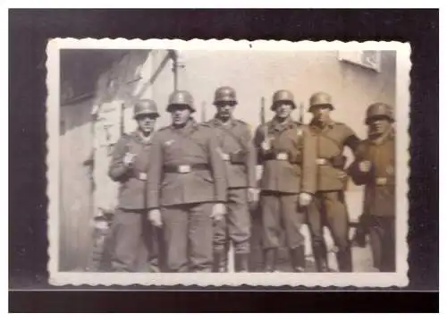 Dt- Reich (021994) Foto, Soldalengruppe mit Stahlhelm, ca. 8,5 x 5,7 cm groß