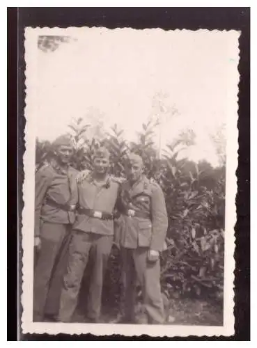 Dt- Reich (021996) Foto, Soldalengruppe, ca. 8,6 x 5,9 cm groß