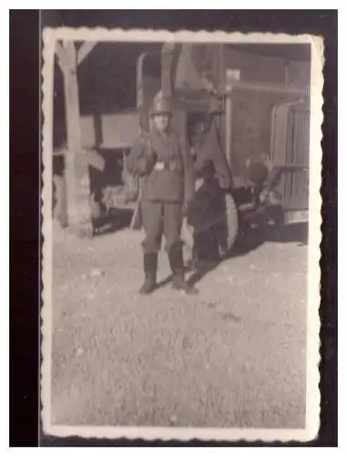 Dt- Reich (021997) Foto, Soldat vor LKW, ca. 8,6 x 5,9 cm groß