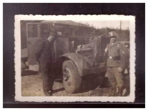 Dt- Reich (021999) Foto, Soldaten vor LKW, ca. 8,1 x 5,9 cm groß