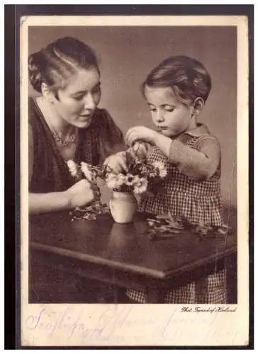 [Propagandapostkarte] Dt- Reich (022174) AK Mutter- Kinder, Zu gusten des Deutschen Frauenwerks- Mütterdienst, gelaufen Bahnpoststempel. 