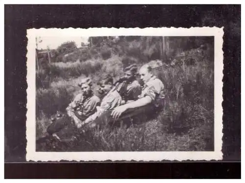Dt-Reich (022683) Propagandafoto Hitlerjugend- Gruppe bei Rast, wo nicht bekannt, RS Klebestellen