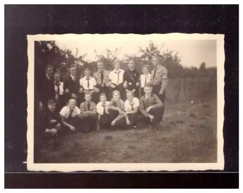 Dt-Reich (022684) Propagandafoto Hitlerjugend- Gruppe, wo nicht bekannt, RS Klebestellen