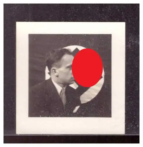 Dt-Reich (022723) Dt- Reich Foto Mann vor HKZ Fahne gemacht 1934 wo nicht bekannt					