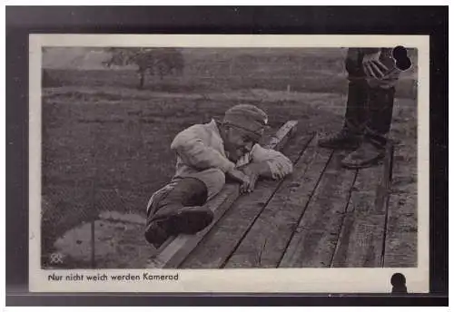 [Propagandapostkarte] Dt- Reich (023239) Propaganda AK Wehrmacht Bilderserie Nur nicht weich werden Kamerd gelaufen Wetzlar 1941, Aktengelocht. 