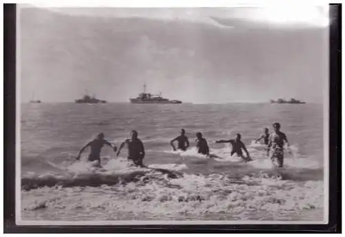 Dt- Reich (023449) Propaganda Presse Foto Im Schutze der deutschen Kriegsmarine Größe 13 x 18 cm