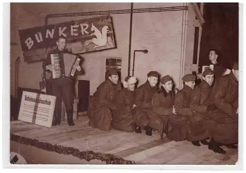 Dt- Reich (023453) Propaganda Presse Foto "Die Eichkater" Heitere Soldatensendung Größe 13 x 18 cm