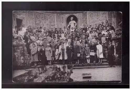 [Echtfotokarte schwarz/weiß] Osterreich (023986) Foto AK Besuchergruppe Schloss Hellbrunn b. Salzburg. 