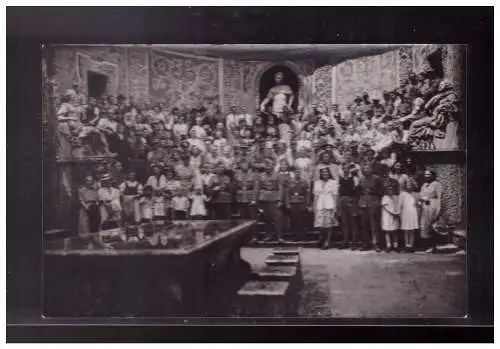 [Echtfotokarte schwarz/weiß] Osterreich (023987) Foto AK Besuchergruppe Schloss Hellbrunn b. Salzburg, ungebraucht. 