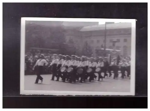 Dt- Reich (024020) Propaganda Marine bei Parade in Berlin, 8,7 x 6,1 cm groß