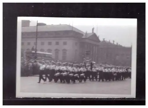 Dt- Reich (024022) Propaganda Marine bei Parade in Berlin, 8,7 x 6,1 cm groß