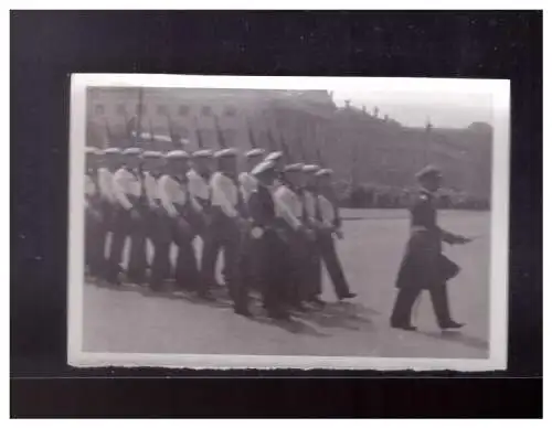 Dt- Reich (024023) Propaganda Marine bei Parade in Berlin, 8,7 x 6,1 cm groß