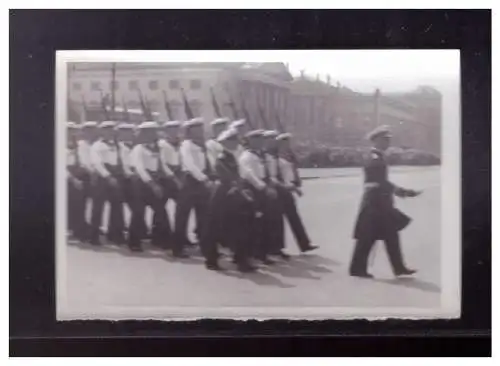 Dt- Reich (024025) Propaganda Marine bei Parade in Berlin, 8,7 x 6,1 cm groß