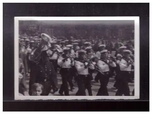 Dt- Reich (024028) Propaganda Marine bei Parade in Berlin, 8,7 x 6,1 cm groß