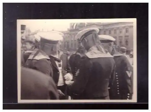 Dt- Reich (024029) Propaganda Marinesoldaten im Gespräch in Berlin, 8,7 x 6,1 cm groß